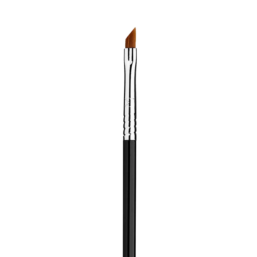 E06 Winged Liner™ Brush